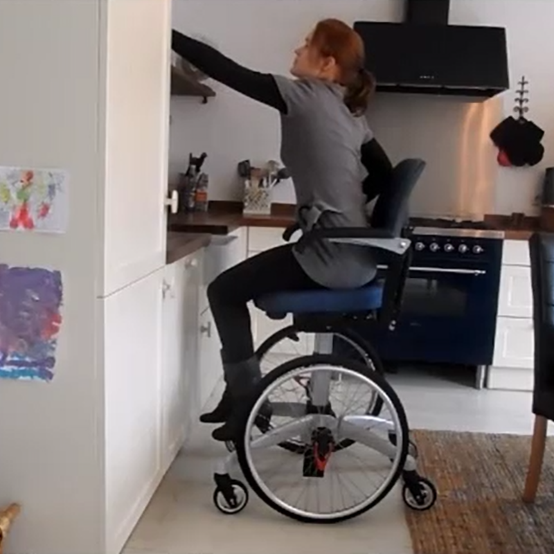 Siège Handicap roulant démonstration - Accessibilité placard/ étagère Tripple Wheels